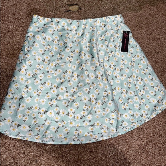 No boundaries white daisies women’s floral mini skirt size small, 3-5! - Picture 2 of 4